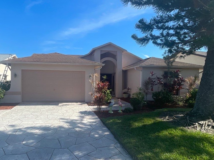 A lovely home in Fort Myers with a new roof